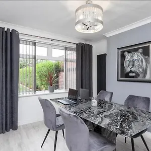 Modern 10 Mins To Holiday home